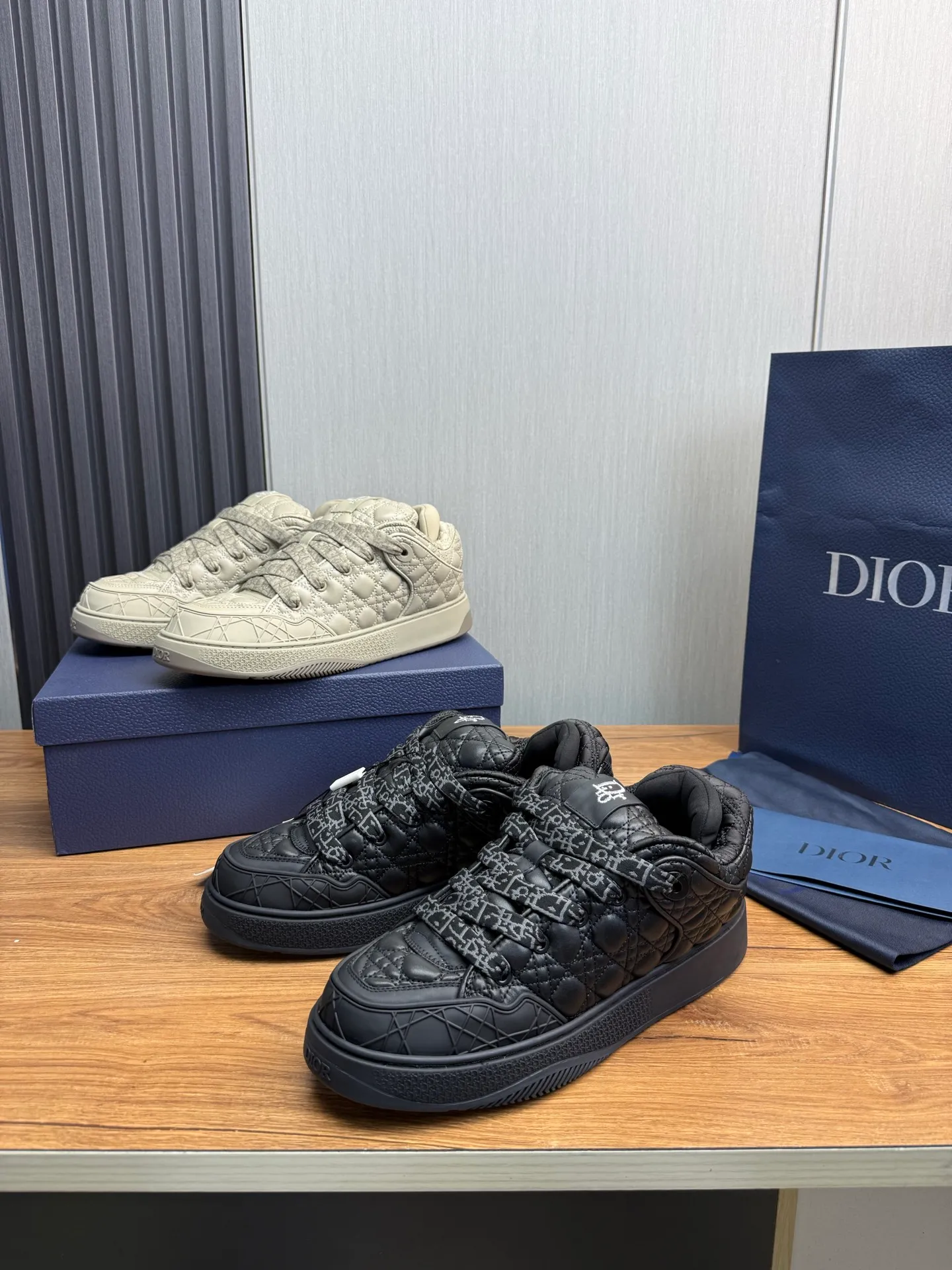 Men's shoes 💰800💰 Dior sneakers enrich the classic series with fashionable retro style. Carefully crafted, they can be paired with casual looks all year round. Dad Shoes style shoes that follow the trend of the retro market ▪️ Fabric: Original custom embroidered cowhide ▪️ Lining: Imported breathable mesh ▪️ Sole: Original molded non-slip outsole ▪️ Size: 38-45 (45 is custom-made and cannot be returned)